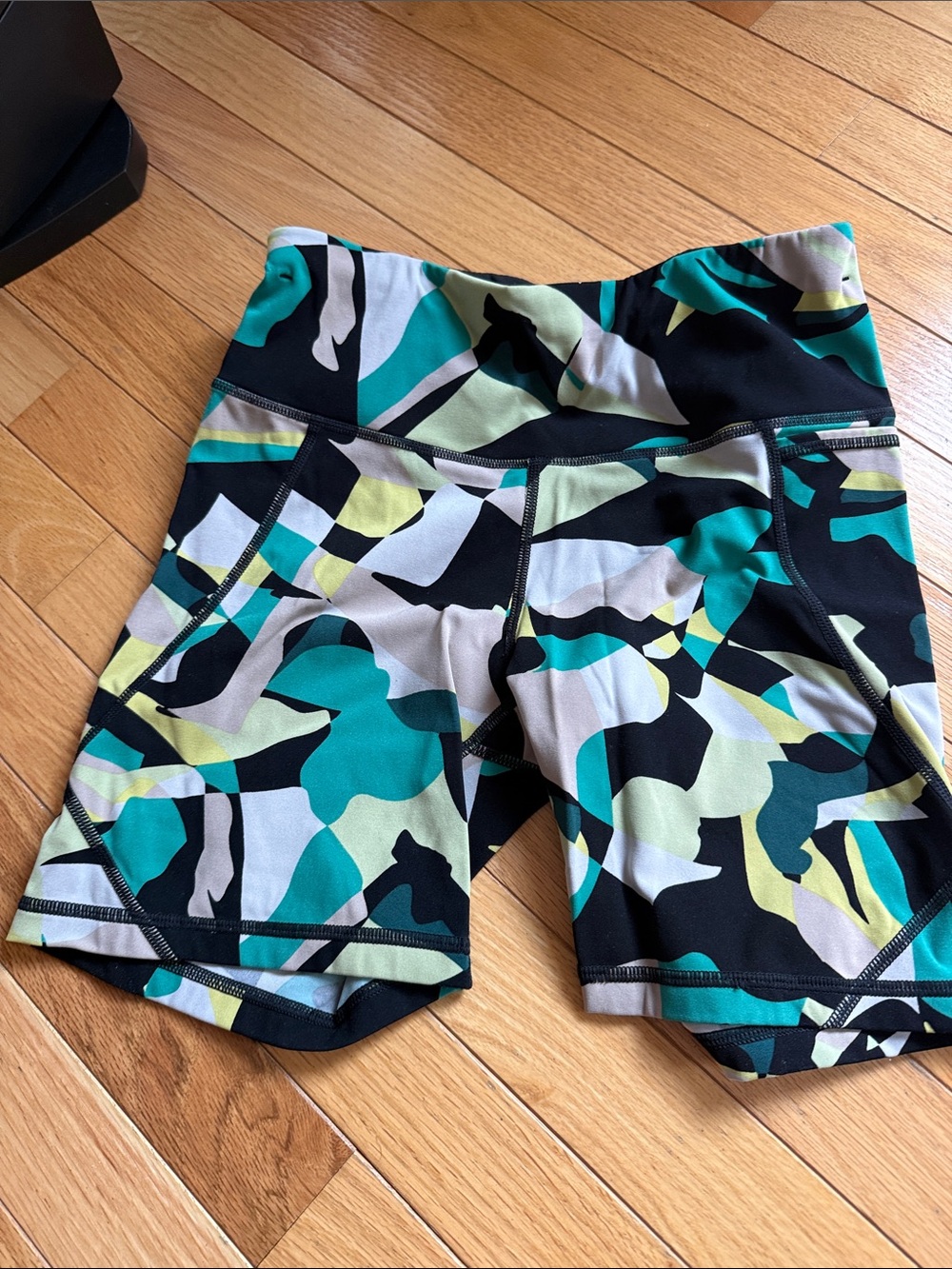 Women's High-Waist Performance Shorts in green Camo